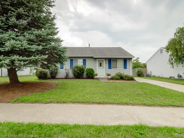 16222 Hillsbriar Dr, Romulus, MI 48174