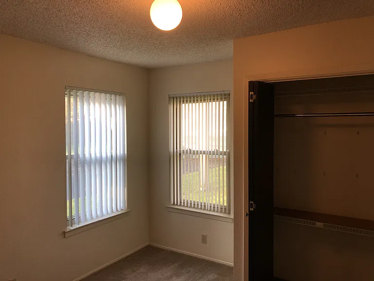 914 W Meadowmere Ln — Photo 11