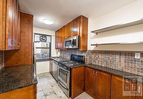 3rd image of 385 Grand St APT L1402