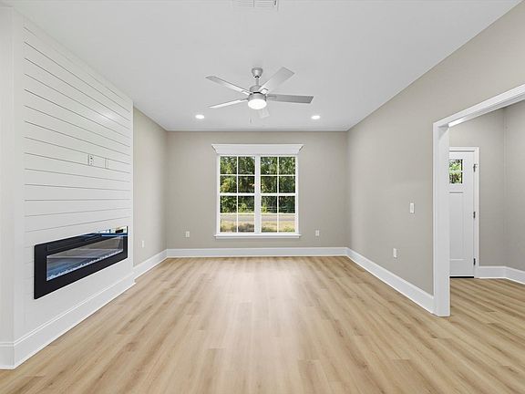 3rd image of 18 Greiners Ln