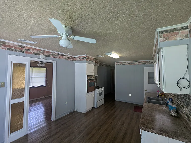 1131 Avenue C — Photo 3