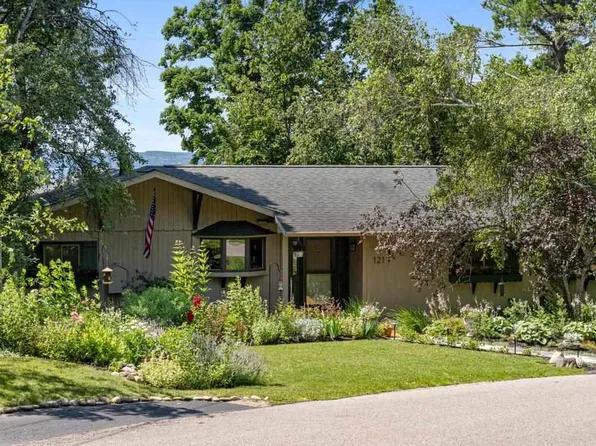 121 Hill Dr, Harbor Springs, MI 49740