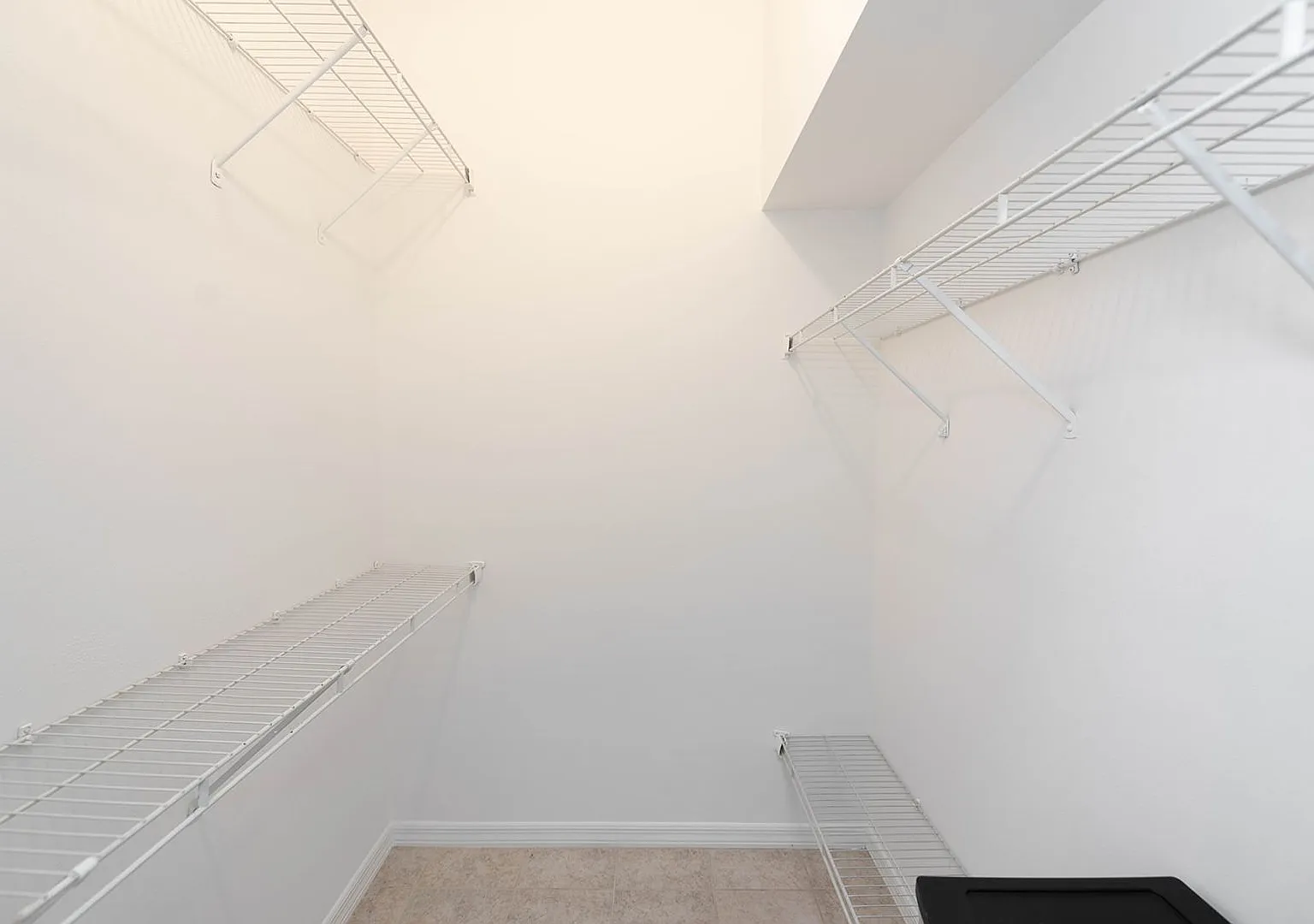 Welcome home to this cute and quaint 3-bedroom, 2-bath lakefront home featuring a desirable split... — Photo 1