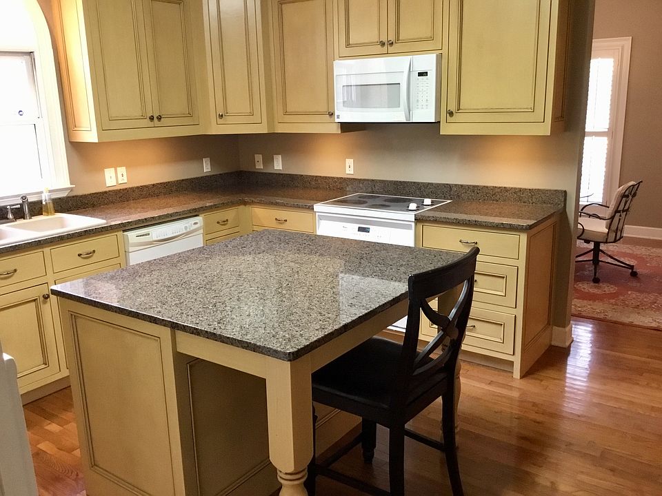 Serving island with granite 
