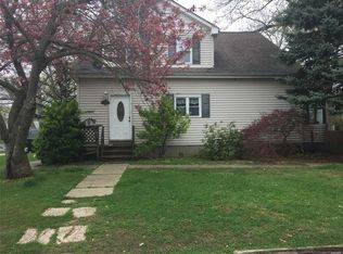 206 S 14th St, Lindenhurst, NY 11757