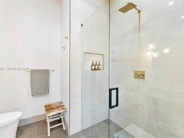 2215 NE 19th St — Photo 35