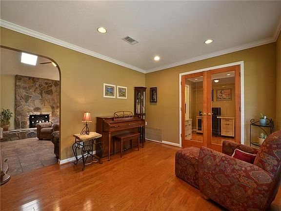 4th image of 10916 Shady Hollow Dr