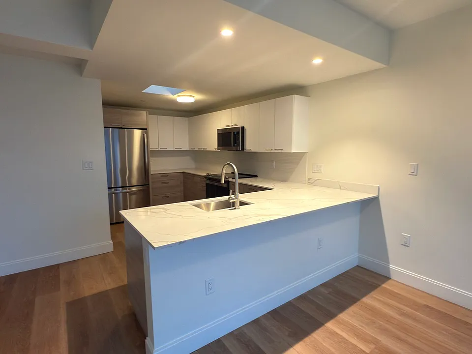 1077 Commonwealth Ave #516D