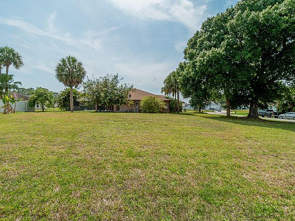 4th image of 1290 SW Thomas Court
