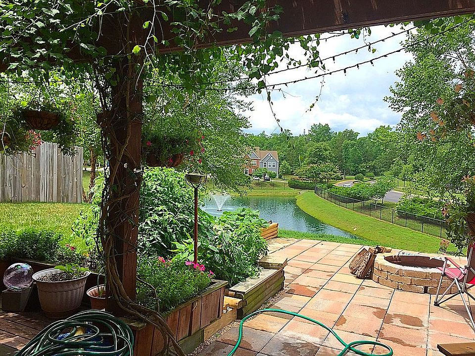 Backyard oasis w/ firepit
