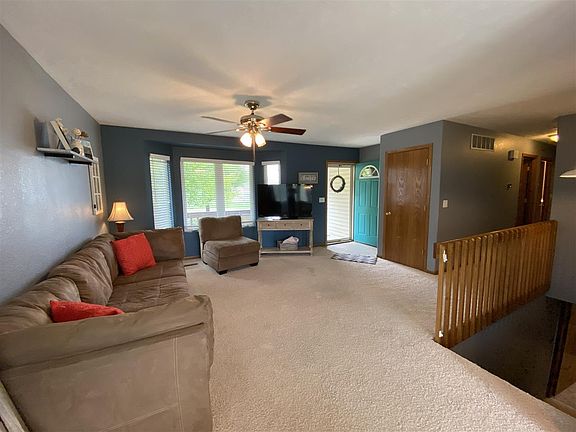 3rd image of 421 Runyan Ave