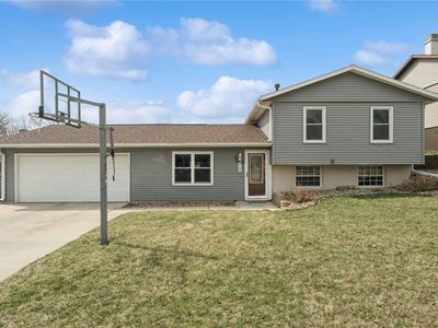 650 Olive Dr NW, Cedar Rapids, IA, 52405