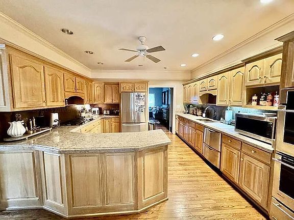 5th image of 2000 Greenbriar Ln
