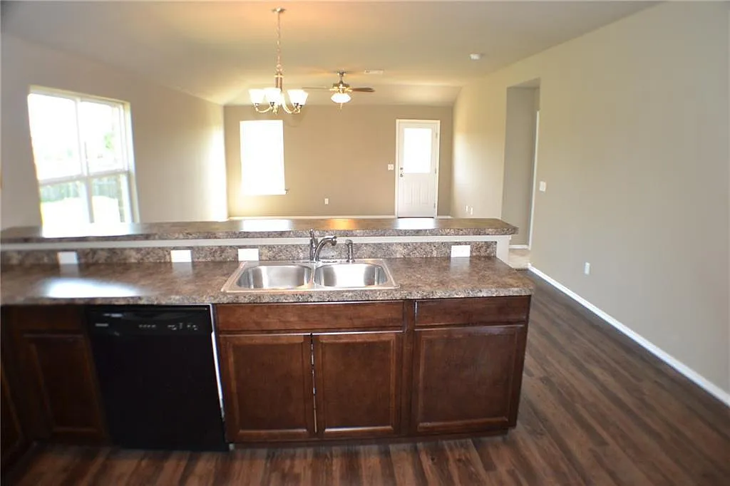 4 bed, 2120 sqft, $1,949 — Photo 4