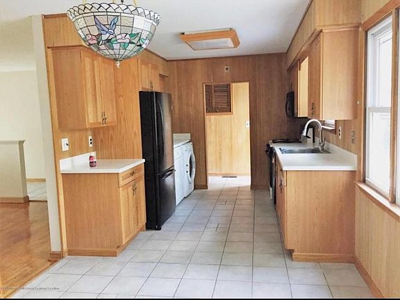 5th image of 1098 Bay Ave