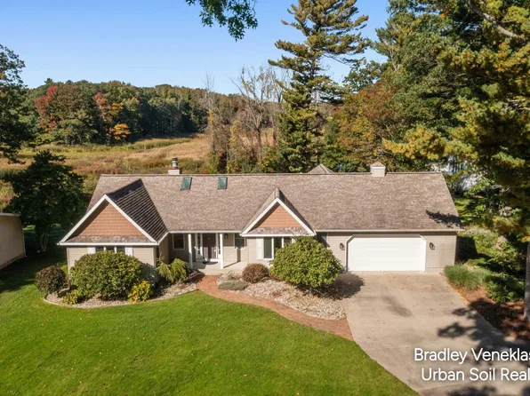 14303 Garfield Dr, Spring Lake, MI 49456