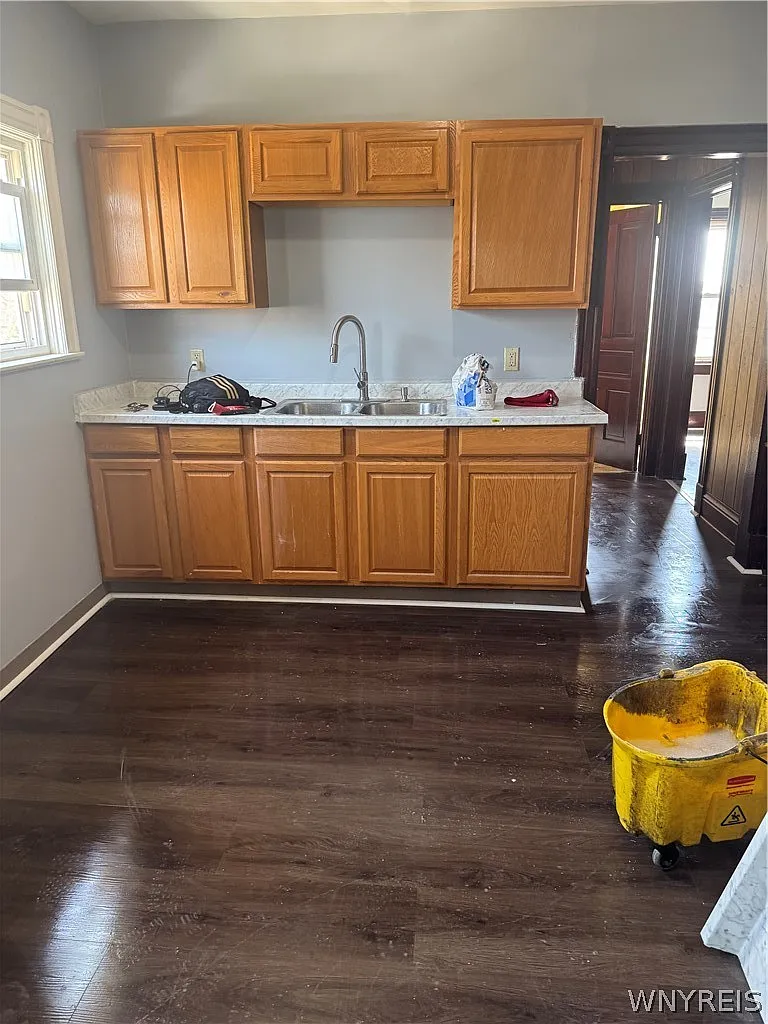 3 bed, 1.0 bath, 2346 sqft, $1,200 — Photo 4