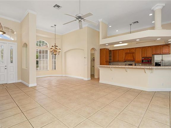 4th image of 111 SE 12th Ct