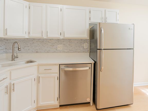 5th image of 1909 N Rhodes St APT 29