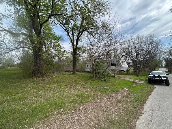 217 E 4th St, Lyndon, KS 66451