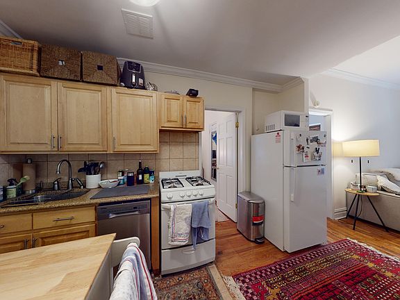3rd image of 107 W 68th St APT 4E