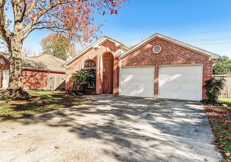 21722 Ridgewood Dr — Photo 2