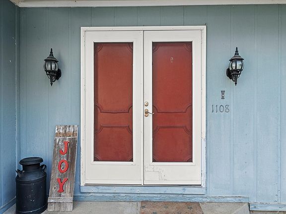 2nd image of 1108 Riverside Ct