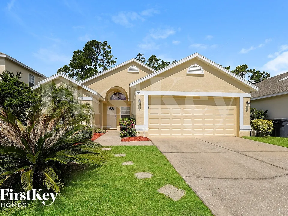 745 Troon Cir