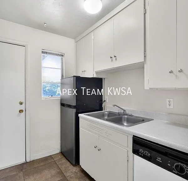 1211 E 9th St #6 — Photo 5