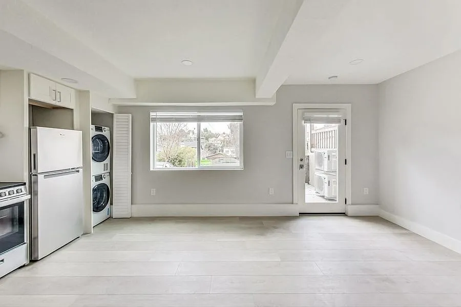 Modern Junior One-Bedroom with Private Patio | In-Unit Laundry | Newly Renovated | Lakeshore — Photo 3