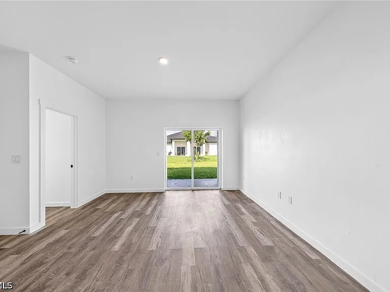 1530 Gilbert Ave S — Photo 8