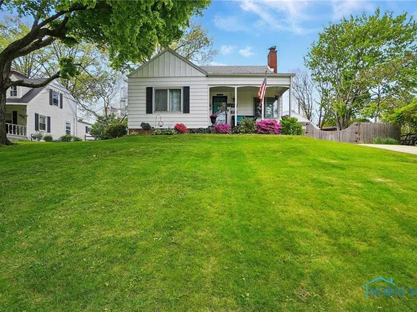 516 Robindale Ave, Oregon, OH 43616