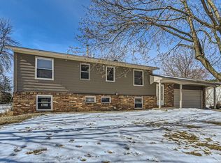 888 McIntosh Dr, Apple Valley, MN 55124
