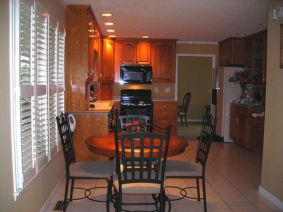 Large Eat-In Kitchen