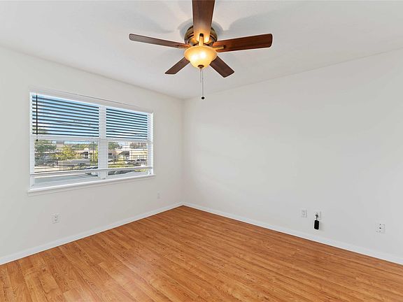 4th image of 606 Packer Ct