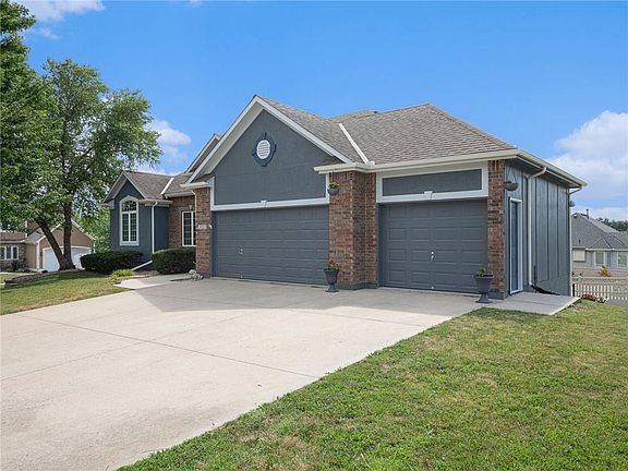 3rd image of 2001 NE Sparta Dr