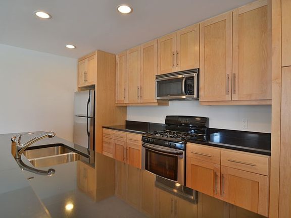 5th image of 2035 N Commerce St #2035