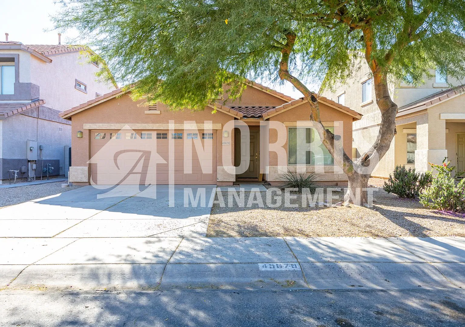 Beautiful Home with a Freshly Renovated Pool in Maricopa — Photo 1