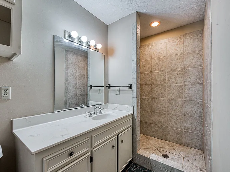 12119 Shawnee Forest Dr — Photo 16