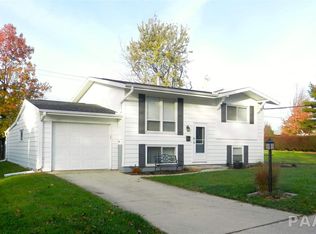 6633 N Randwick Rd, Peoria, IL 61615