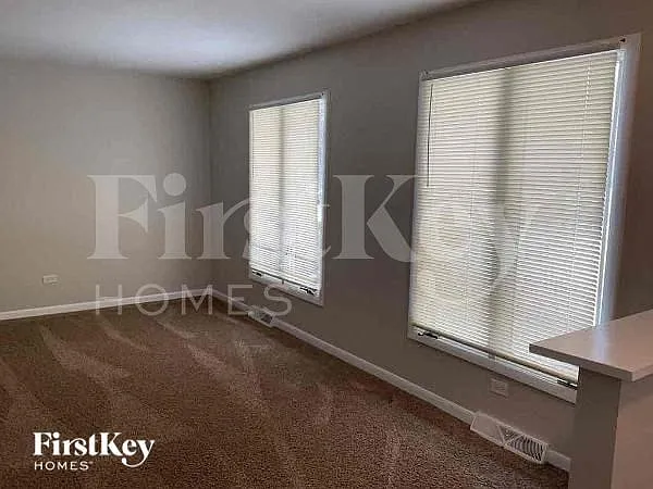 4 bed, 2.5 bath, 1344 sqft, $2,580 — Photo 2