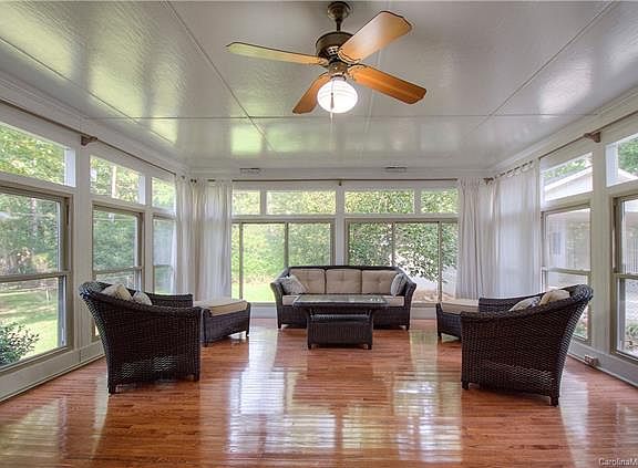 2nd image of 2419 Knickerbocker Dr