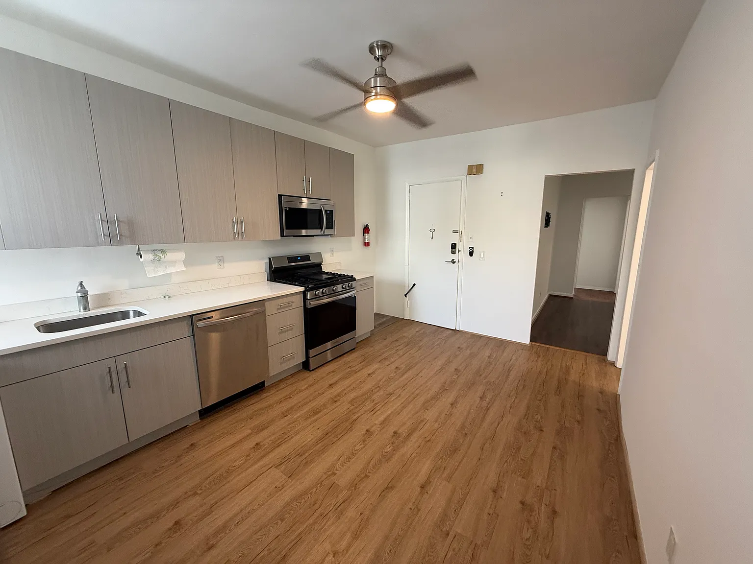 3 bed, 1000 sqft, $5,000 — Photo 2