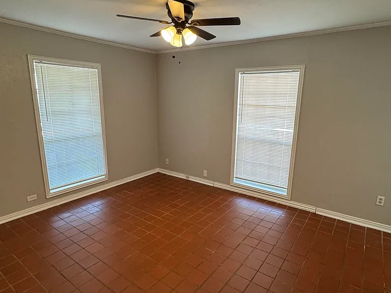 407 E Gilbert St — Photo 5