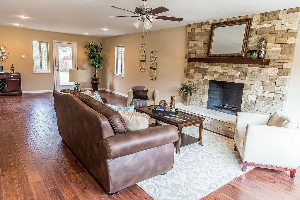 5 bed, 4.0 bath, 3600 sqft, $3,800 — Photo 2