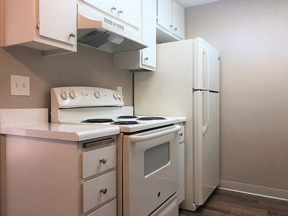 3rd image of 2975-2985 Euclid Ave #18