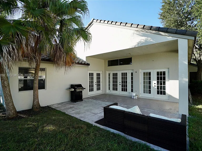 658 Stanton Dr — Photo 9