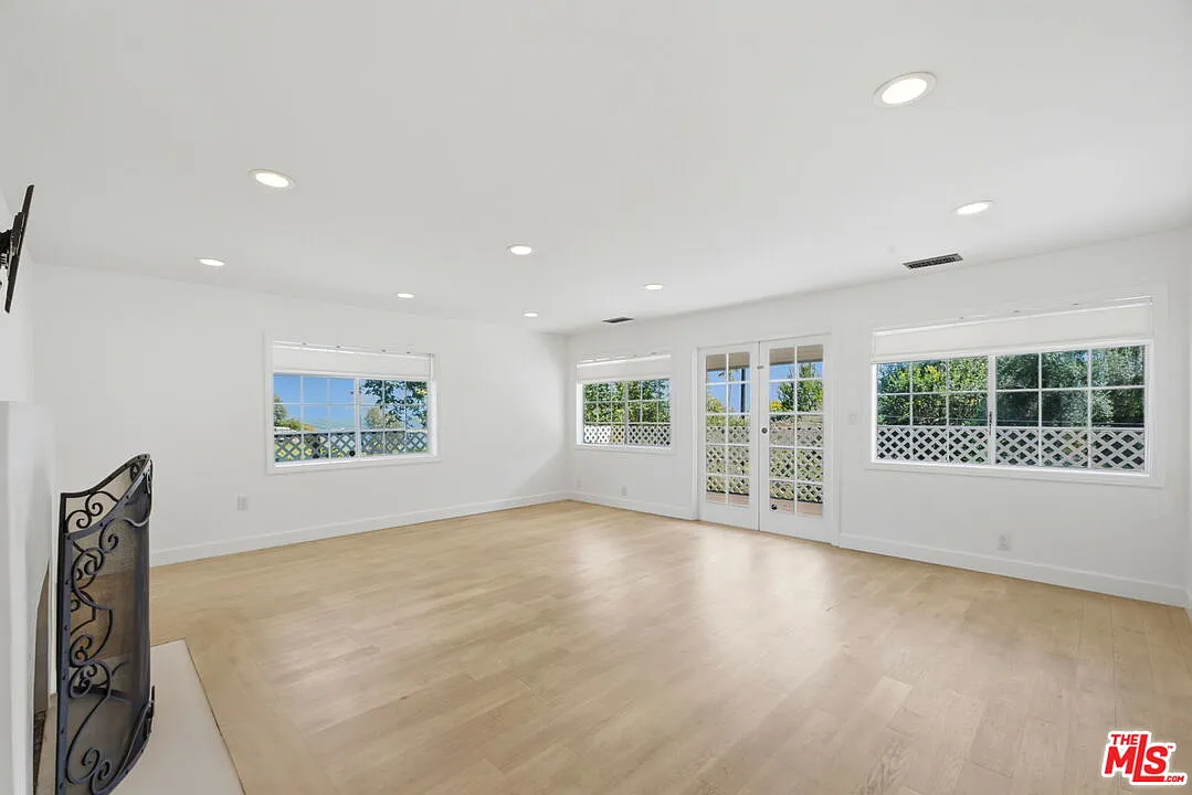 2 bed, 2.0 bath, 1100 sqft, $7,995 — Photo 2
