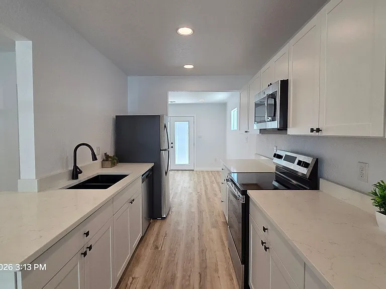 2530 W Woodlawn Ave — Photo 7