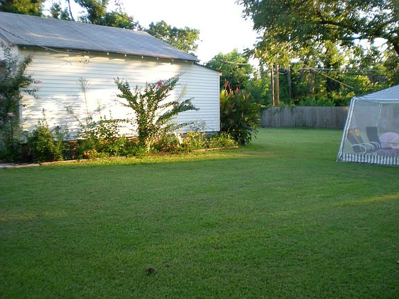 Detached Garage & Back Yard